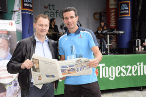Simon Taxacher und Michael Bauer informierten sich vor dem Interview noch über die Neuigkeiten.