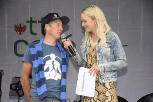 Moderatorin Denise Neher im Gespräch mit David Kreiner, mit der Mannschaft Olympiasieger in der Nordischen Kombination (2010).