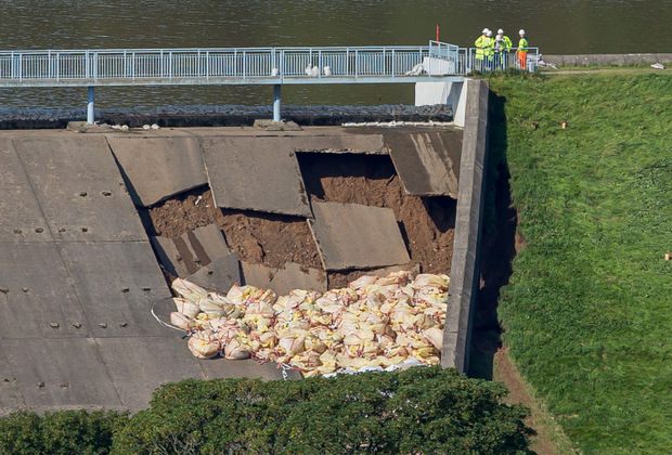 Weil der Damm zu brechen droht, mussten Tausende Bewohner ihre Häuser verlassen.