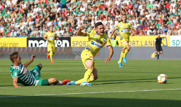 Beim Duell Rapid (Hofmann) gegen St. Pölten (Balic) ging es hart zur Sache.