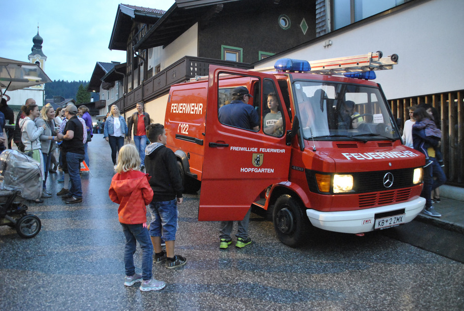 Großen Andrang gab es beim Feuerwehrauto, mit dem man eine Runde im Dorf mitfahren durfte.