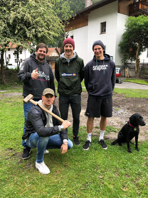 Derzeit ist der Zammer Calisthenics Park offiziell noch gesperrt. Das Projekt des Zammer Jugendgemeinderats wurde von Fabian Brugger, Dominik Haid und Koordinator Christoph Wolf (hinten, v. r.) umgesetzt. Die Idee kam von Julian Platter (kniend).