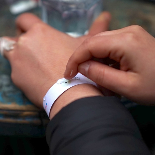 Sollte man sich nicht sicher fühlen, kann man mit dem Xantus-Armband das Getränk auf bestimmte K.-o.-Tropfen testen.