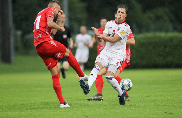 Augen zu und durch! Zirls Samuel Krismer (r.) versuchte beim 2:3 vergeblich, den Schuss des Schwazers Manuel Wildauer aufzuhalten.