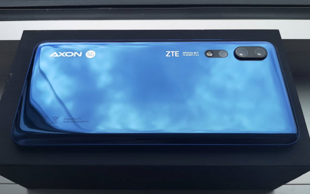 Edel: Die Glasrückseite des ZTE Axon 10 Pro. Weniger edel: Fingerabdrücke sind nach wenigen Sekunden zu sehen.