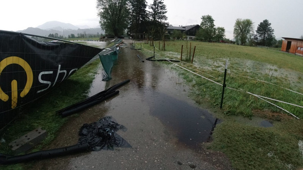 Wind und Hagel zerstörten die gesamte Bezäunung und ramponierten auch Netze.