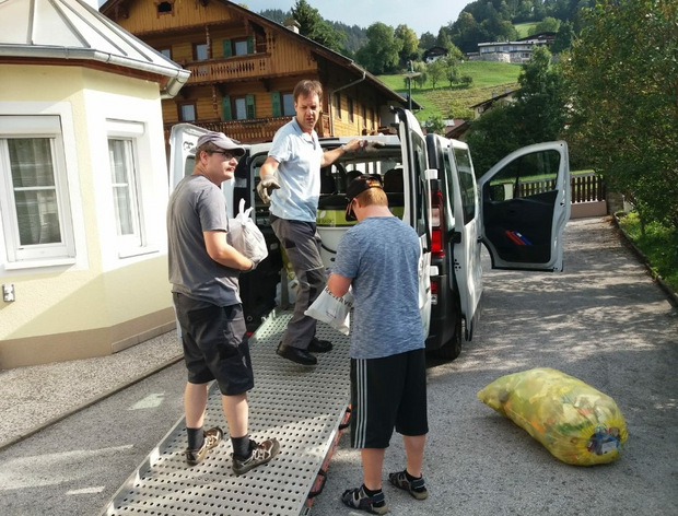 Mit einem Assistenten als Busfahrer fahren die Klienten zu Wohnhäusern in Brixlegg.