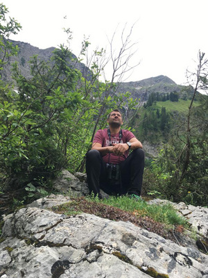 Wolfgang Fritz bei seiner liebsten Tätigkeit, dem Suchen nach Adlerhorsten in Tirol – im Bild im Tannheimer Tal.