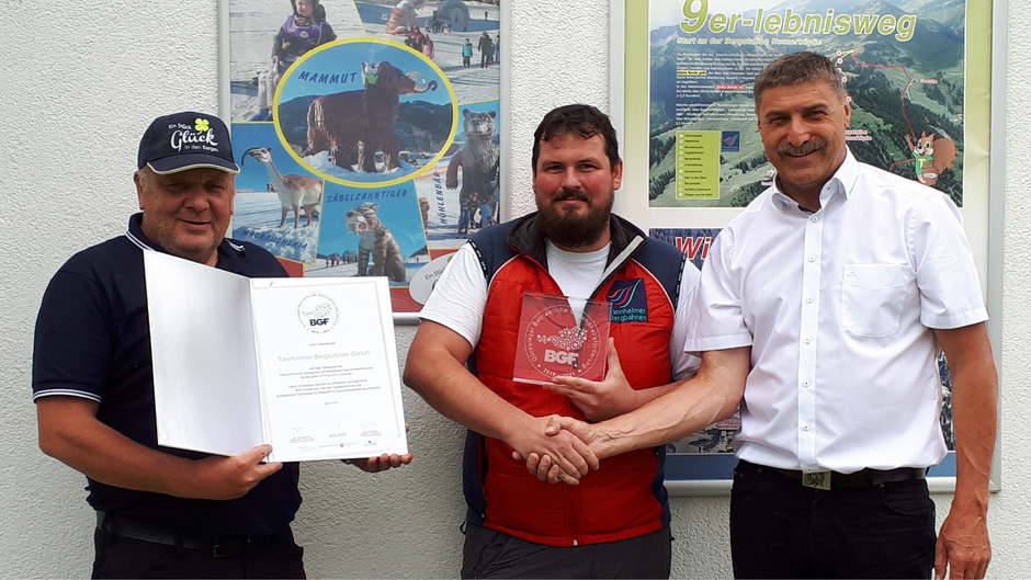 Wolfgang Moosbrugger (Geschäftsführer der Tannheimer Bergbahnen, r.) übergibt das Dekret aus Wien an die Belegschaftsvertreter Peter Specht (Betriebsleiter, l.) und Bertram Kofler (Betriebsratsobmann).