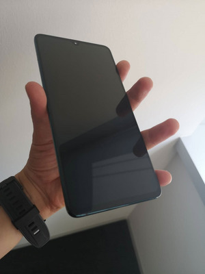 Irgendwie unhandlich: Um das Mate 20 X einhändig bedienen zu können, würden auch keine XXL-Hände helfen.