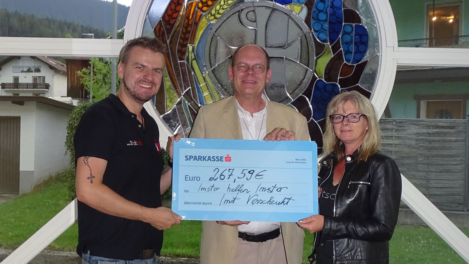 Daniel Seidner (l.) und Silvia Seidner übergaben Diakon Andreas Sturm für „Imster helfen Imstern“ die freiwilligen Spenden vom Samstag.