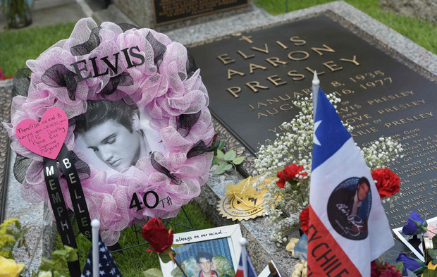 Das Grab von Elvis Presley in Memphis, Tennessee.