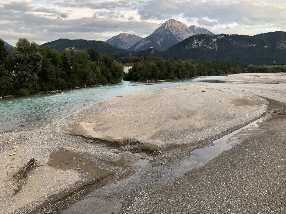 Schotterbänke Höhe Lechaschauer Brücke. Das Flussquerschnittsprofil am Lech ist für Wasserbauamtschef Wolfgang Klien ohne Besonderheiten. Es gibt keine Auflandungen.