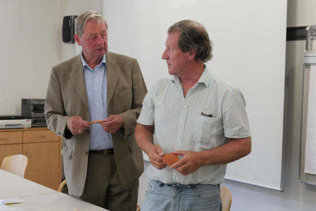 Gomig und Tschurtschenthaler besprechen Fundstücke.