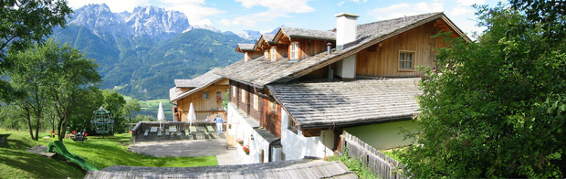 Idyllische Lage auf 1000 Metern Seehöhe und etwa fünf Kilometer von Lienz entfernt: die Kinder-Reha Ederhof in Iselsberg-Stronach.