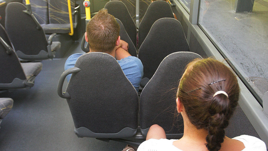 In der Regionalbahn attackierte ein Syrer eine Schaffnerin. Jetzt wurde er verurteilt. (Symbolbild)
