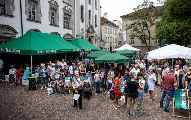 Der Stiftsplatz in Hall bietet jedes Jahr das perfekte Ambiente für die Frühstückstour der TT.