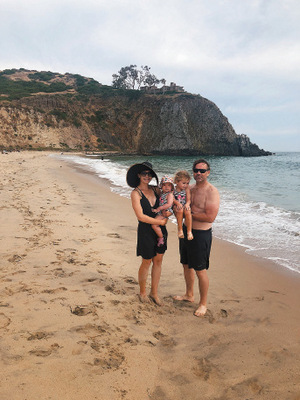 Die Pallins am Strand: Mama Dora, Lina, Emily und Papa Rob.