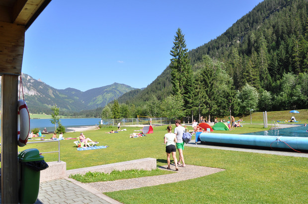 Die Wasserwelt am Ufer des Haldensees sorgt für Erfrischung.