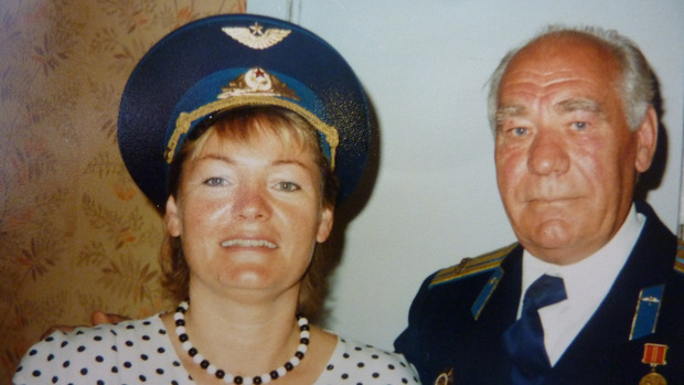 Für das erste Treffen mit seiner österreichischen Tochter Tatjana Herbst legte der ehemalige Besatzungssoldat Nikolaj Taranenko seine schönste Uniform mit allen Orden an.