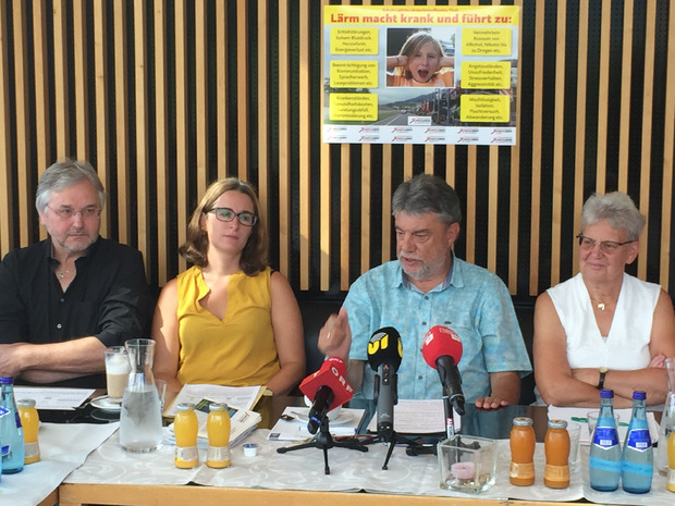 Transitforum-Chef Fritz Gurgiser mit Mitstreiterinnen Monika Huber (r.) und Julia Rauch bei der Pressekonferenz am Donnerstag.