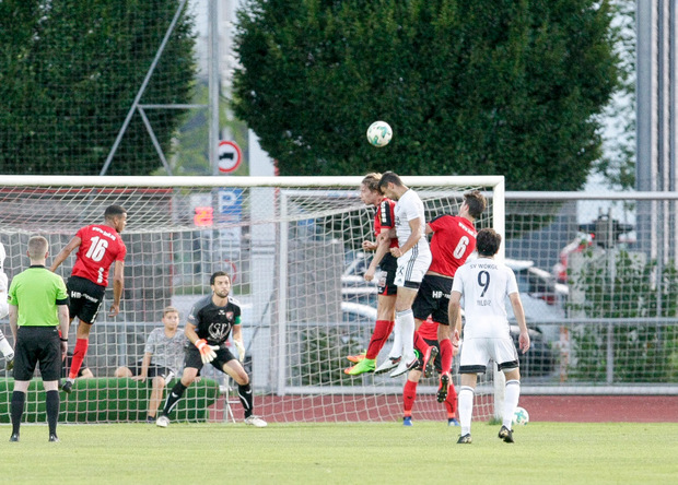 Die Haller Löwen (rot) boten dem SV Wörgl (mit Marco Kofler/weiß) beim 1:1-Remis die Stirn.