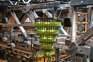 Eine besondere Lampe aus leeren Whiskyflaschen findet man im Jameson.