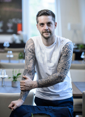 Römische Gottheiten und Motive der Maori-Kultur (r.) zieren die Oberarme von Hotel-Gastronomieleiter Thomas Lenzi.