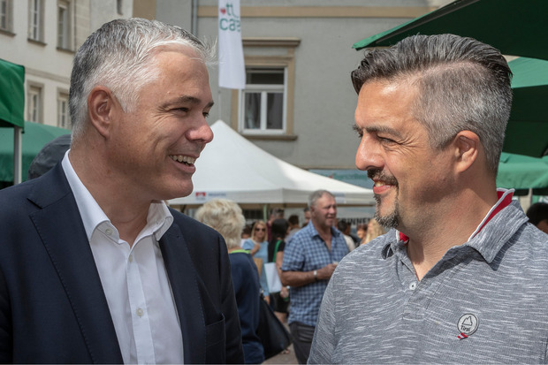 Neo-Bezirkshauptmann Michael Kirchmair (l.) und Physiotherm-Chef Josef Gunsch unterhielten sich am TT-Café prächtig.