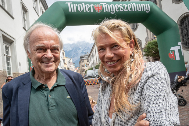 Kaffee- und Kunstgenuss: KR Leopold Wedl im Gespräch mit der bekannten Malerin und Bildhauerin Patricia Karg aus Thaur.