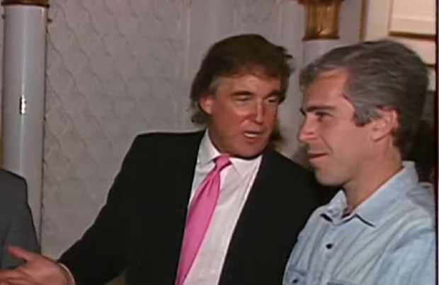 Donald Trump und Jeffrey Epstein auf einer Videoaufnahme.