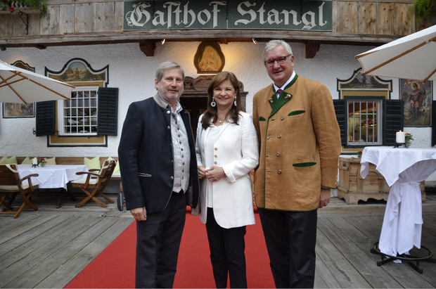 EU-Kommissar Johannes „Gio“ Hahn mit Lebensgefährtin Susanne Riess (Generaldirektorin der Wüstenrot-Gruppe) und Richard Hauser (r.) beim Festakt.