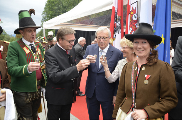 Landesschützenkommandant Fritz Tiefenthaler und LH Günther Platter mit EU-Kommissionspräsident Jean-Claude Juncker mit Frau Christiane (v. l.) stoßen bei einem Stamperl Schnaps an.