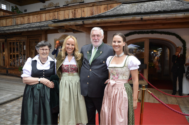 Forum-Alpbach-Präsident Franz Fischler mit seiner Frau Heidi (l.) und Stanglwirttöchter Maria Hauser-Lederer und Elisabeth Hauser (r.) bei der Verleihung.