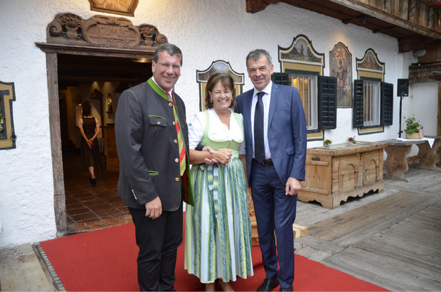 Unterhielten sich bestens: Stanglwirtin Magdalena Hauser mit VP-Klubobmann Jakob Wolf (l.) und BM IBK Georg Willi.