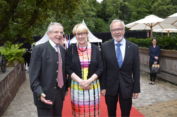 Unterhielten sich prächtig und gratulierten: Präsident der Europäischen Investitionsbank Werner Hoyer mit Frau Katja und Ex-Vize-Kanzler Willi Molterer (l.).