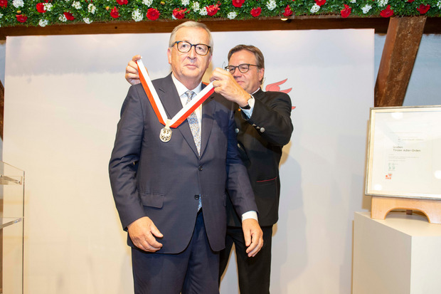 LH Platter beim Verleihen des Großen Tiroler Adler Ordens an Jean-Claude Juncker.