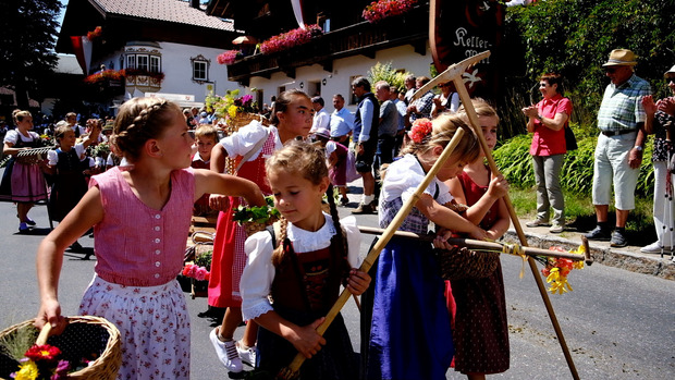 Auch die Kleinen waren beim Festumzug mit Feuereifer dabei.