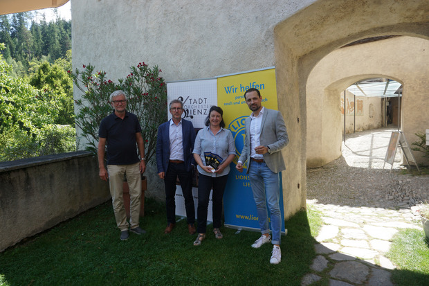 Harald Assam und Oskar Januschke vom Lions Club Lienz, Schlossherrin Silvia Ebner und Stadtorchester-Dirigent Gerald Mair (v. l.).