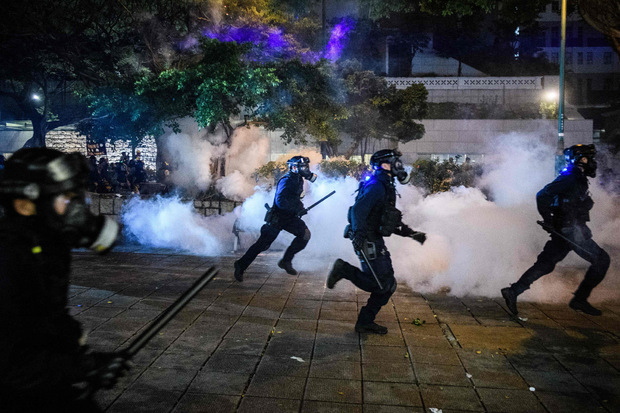 Die Polizei versuchte vergeblich, die Menge zu zerstreuen.