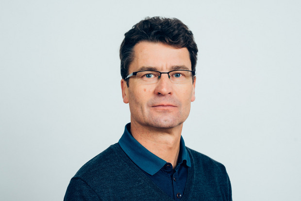 Jörg Flecker ist Handelswissenschafter, Soziologe und Experte für den Wandel in den Beschäftigungssystemen. Seit 2013 ist der Grazer Professor für Soziologie in Wien. Zuvor leitete er 22 Jahre lang die Forschungs- und Beratungsstelle Arbeitswelt (Forba).