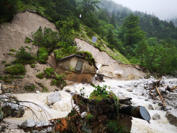 Beim Unwetter wurde die Brunnstube eingedrückt und vom Bach fast mitgerissen.