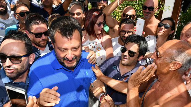 Lega-Chef und Innenminister Matteo Salvini lässt sich von seinen Unterstützern feiern.