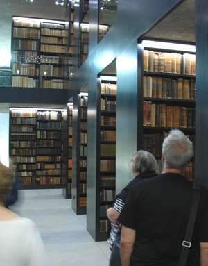 Die neue Bibliothek wurde in uralte Klostermauern eingebettet, das Besucherinteresse ist groß.