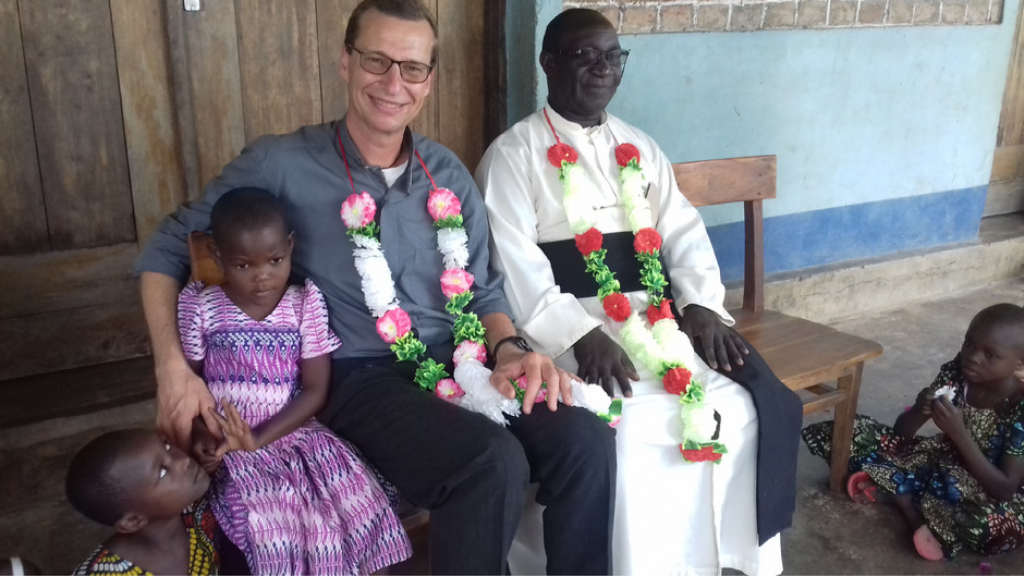 Schulte-Herbrüggen feiert morgen in Sillian mit afrikanischem Essen, Musik und Tanz sein 25-Jahr-Priesterjubiläum.
