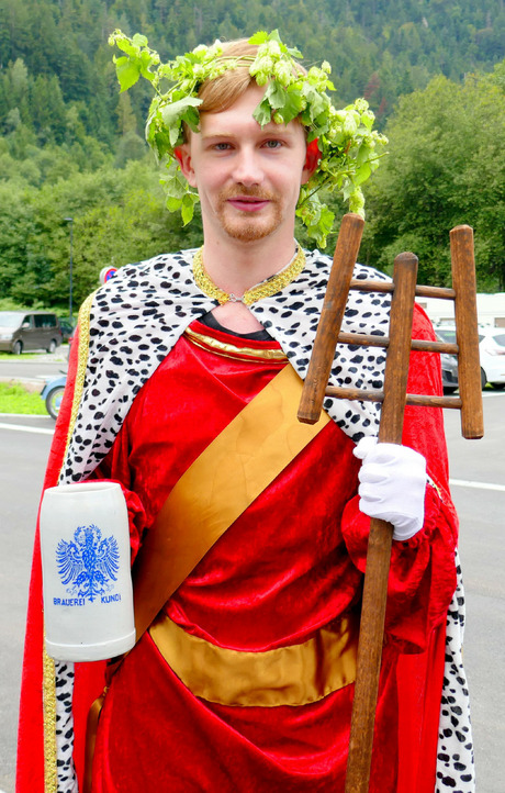Gambrinus Christoph Sappl gebührte die Ehre, das Bier zu verkosten.