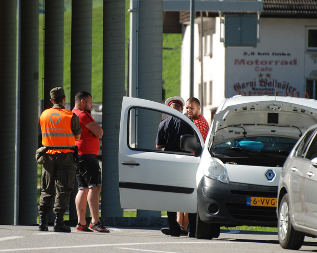 Bundesheersoldaten assistieren bei den Polizeikontrollen.
