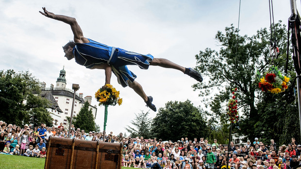 Beim alljährlichen Renaissancefest auf Schloss Ambras zeigen Akrobaten ihre Kunststücke.