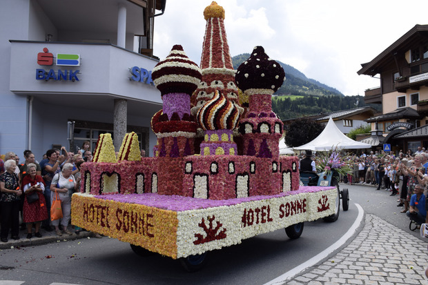 Mehr als 30 reich bestückte Blumenautos fahren am Feiertag wieder durch Kirchberg.