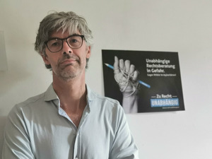 Michael Kerber (Diakonie Tirol, unten) setzt sich für eine unabhängige Rechtsberatung ein.